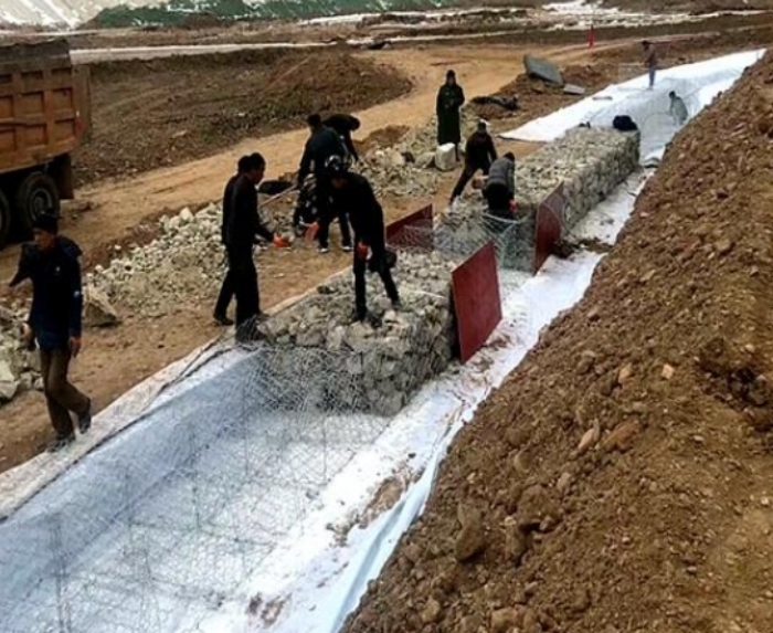 河道治理护坡防渗土工膜施工